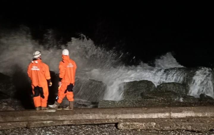 Мужчина погиб в штормовом море в Сочи