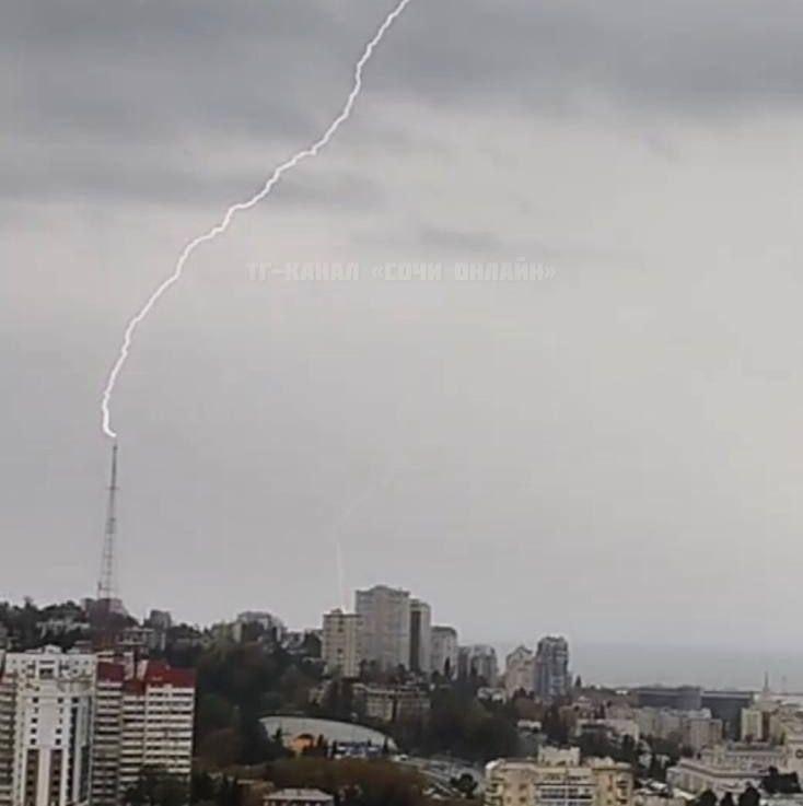 Погода шалит: молния ударила в сочинскую телебашню (Видео)
