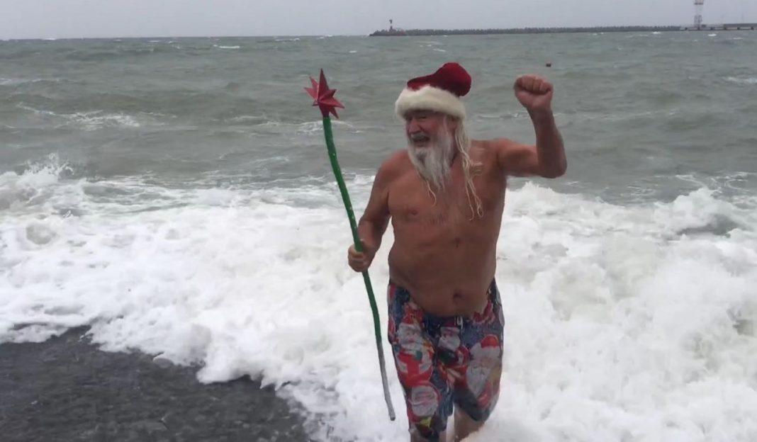 Сочинский Дед Мороз отметил свой День рождения омовением в море (Видео)