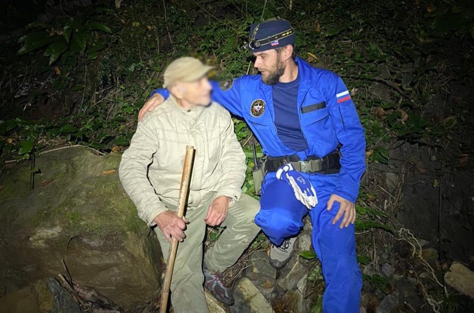 В Сочи спасатели нашли в лесу 75-летнего грибника