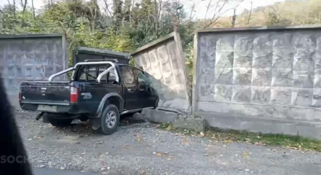Пикап протаранил бетонный забор в Сочи (Видео)