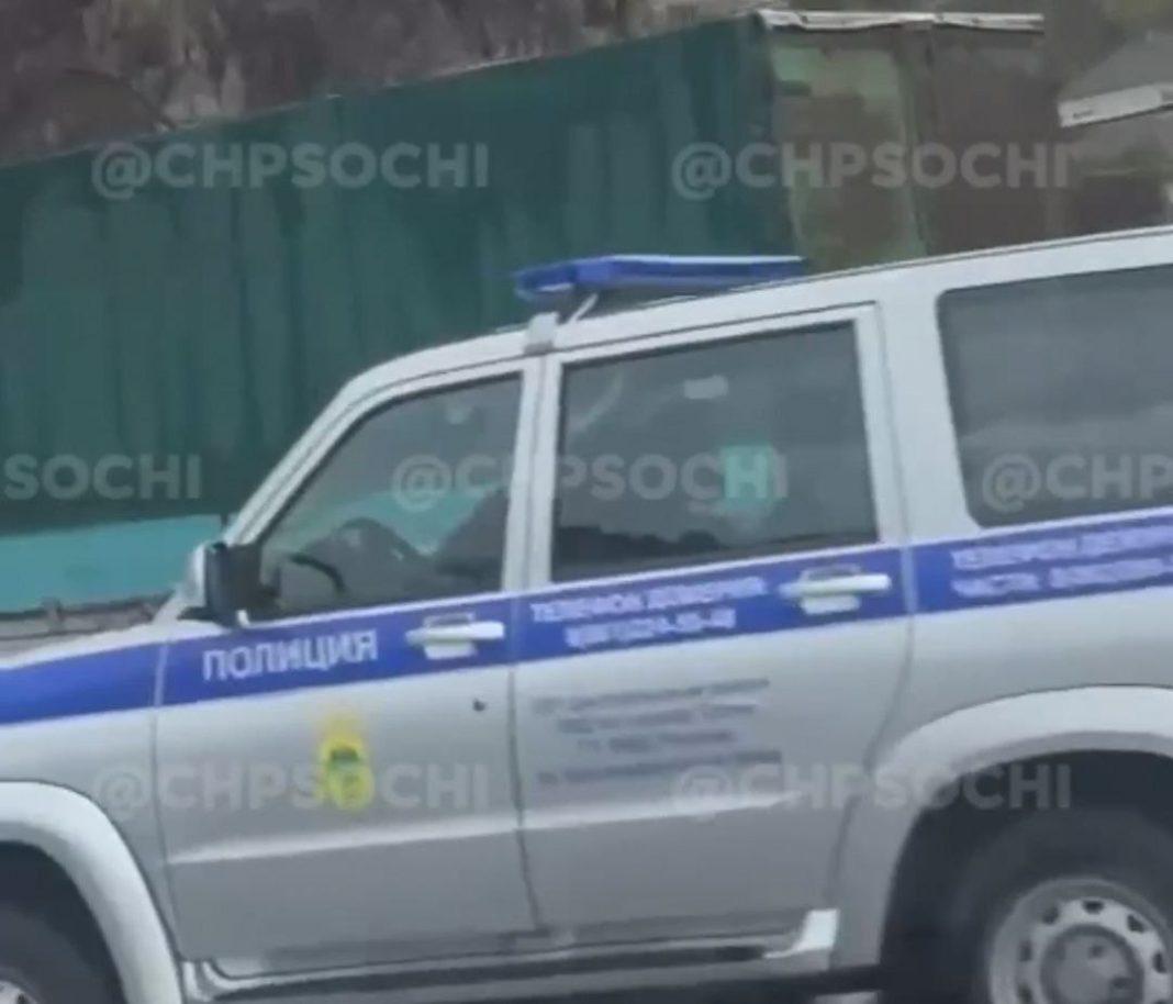 Соцсети: труп мужчины нашли у здания ГАИ в Сочи (Видео)