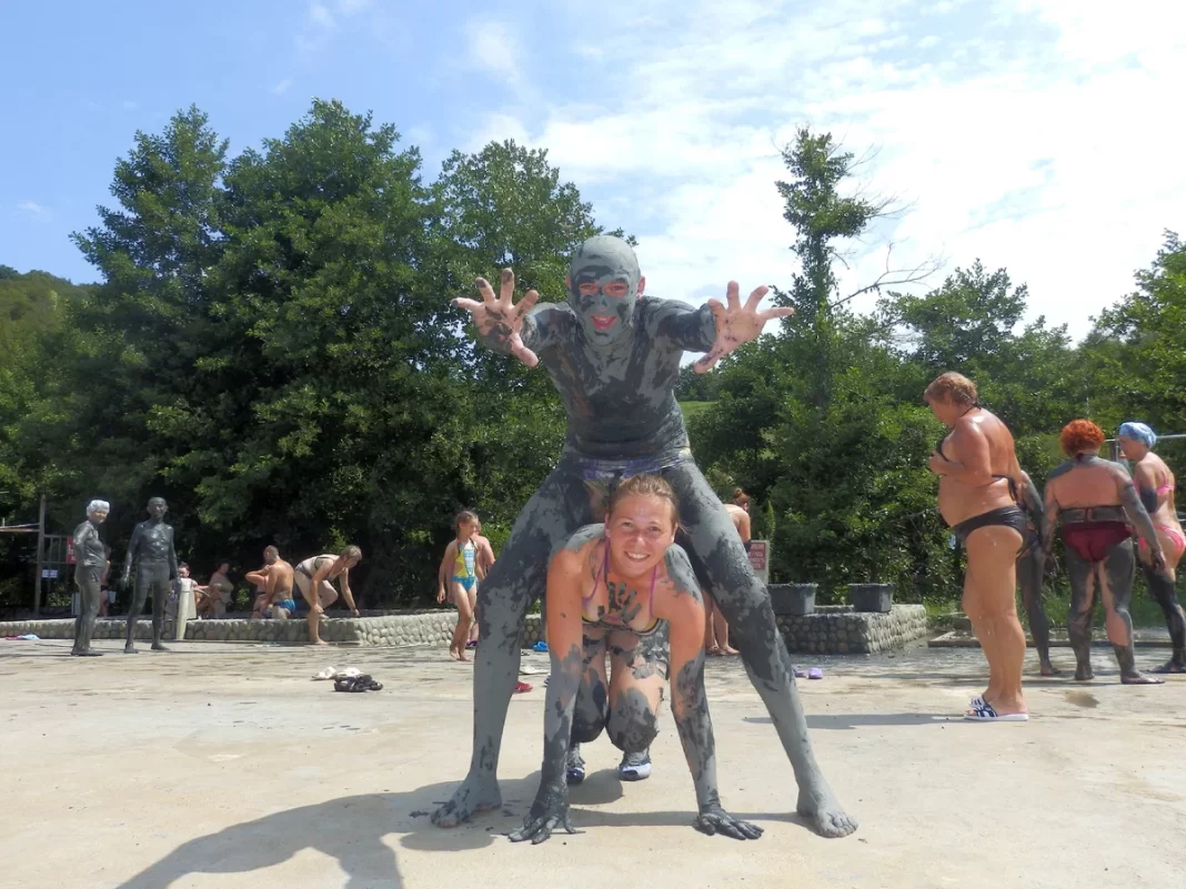 «За стенкой у нас жили огромные шершни»: россиянин рассказал, как выглядит отдых в Абхазии без денег