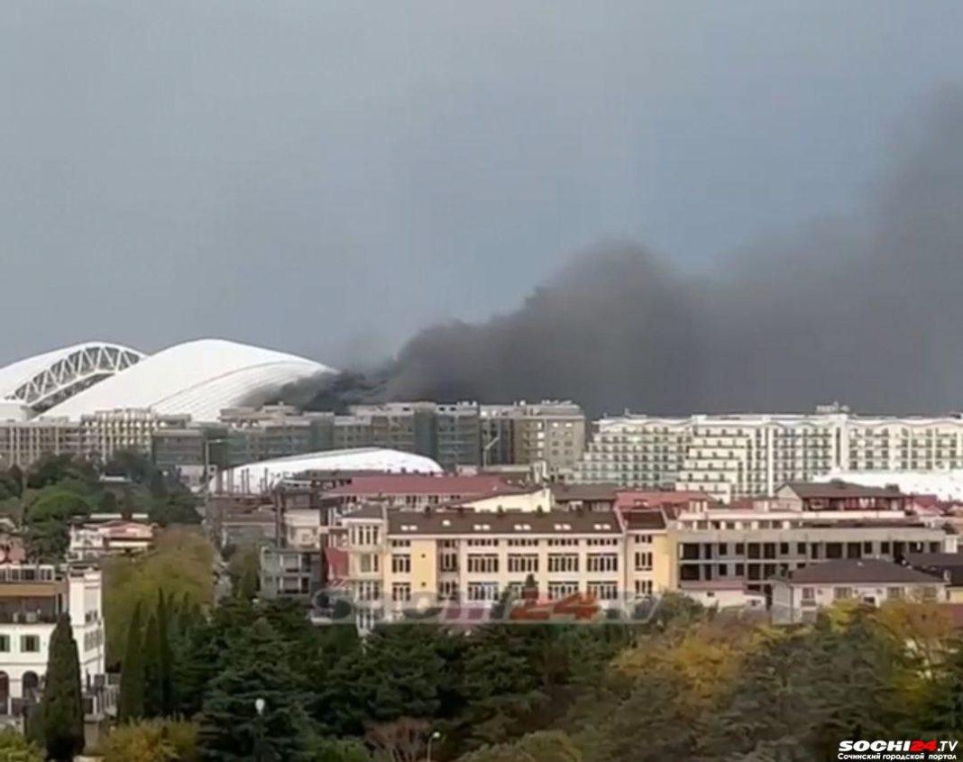 Стройка горит в Сириусе (Видео)
