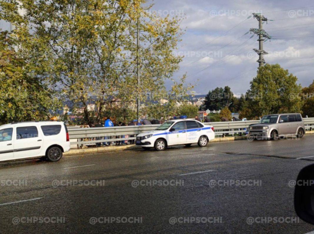Соцсети: мужчина спрыгнул с моста на улице Донской в Сочи