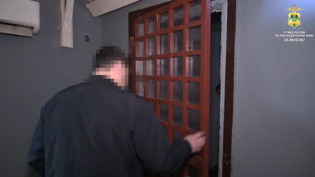 Мужчина открыл стрельбу у бара в Сочи