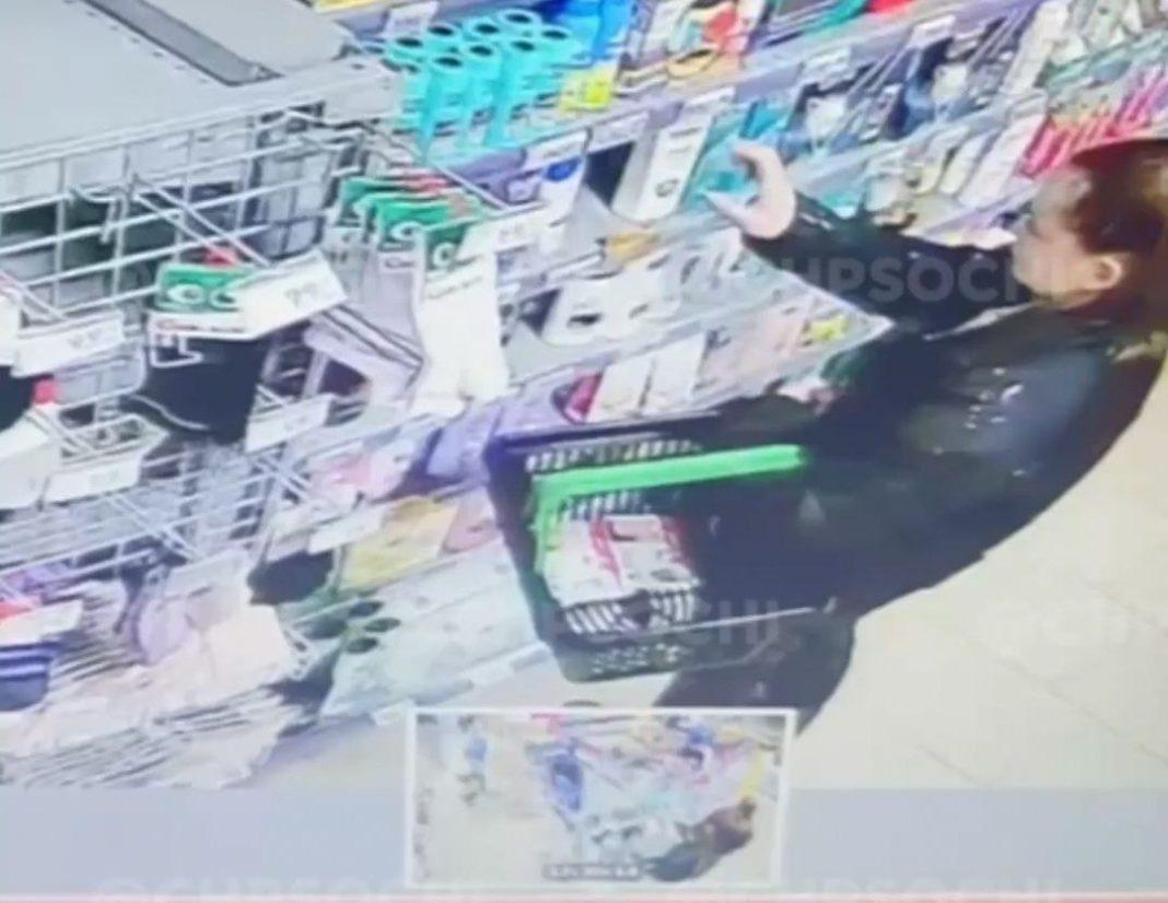Жительница Сочи обчистила хозяйственный отдел магазина на кругленькую сумму (Видео)