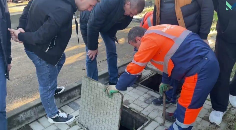 Канализацию у моря в Адлере прорывает из-за незаконных врезок