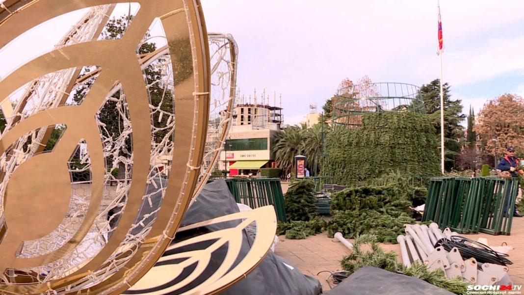 В центре Сочи устанавливают главную ёлку курорта