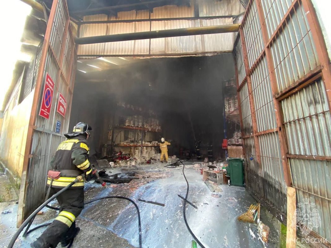 В Сочи вспыхнул склад (Видео)