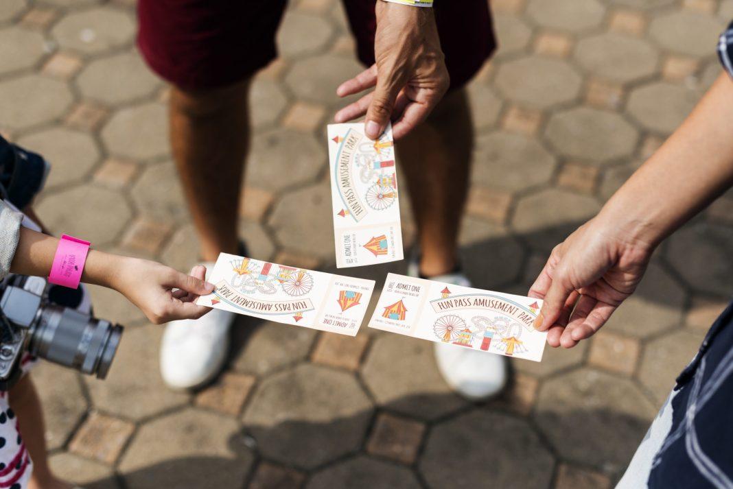 Найди билет в цирк: бесплатные пригласительные запрятаны по всему Сочи (видео)