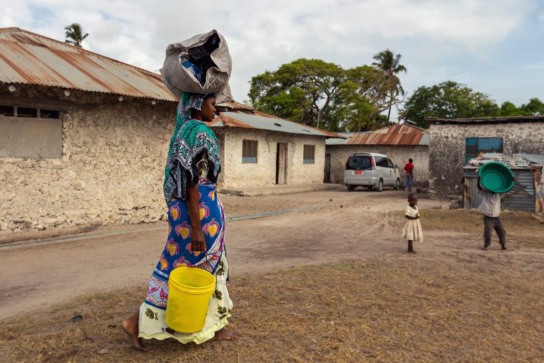 Спасали фрукты и бар в соседней деревне: россиянин рассказал об отдыхе в Африке