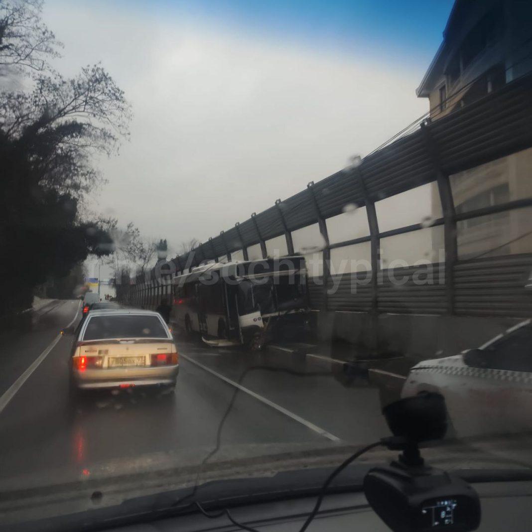 Массовая авария частично заблокировала дорогу в Сочи (видео)