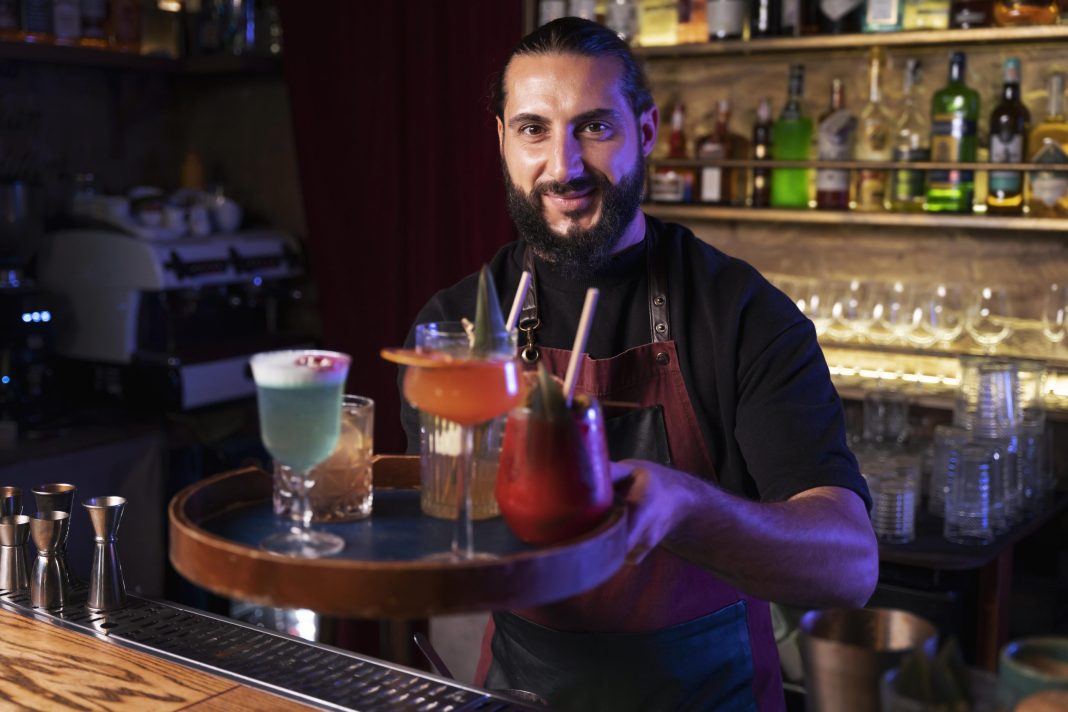 Пекарь, врач и бармен — самые востребованные профессии на Кубани в 2022 году. А в России?