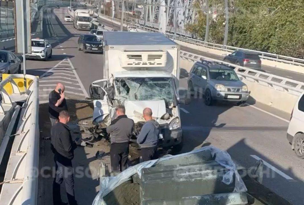 «Газель» въехала в зад стоячего грузовичка в Сочи (Видео)