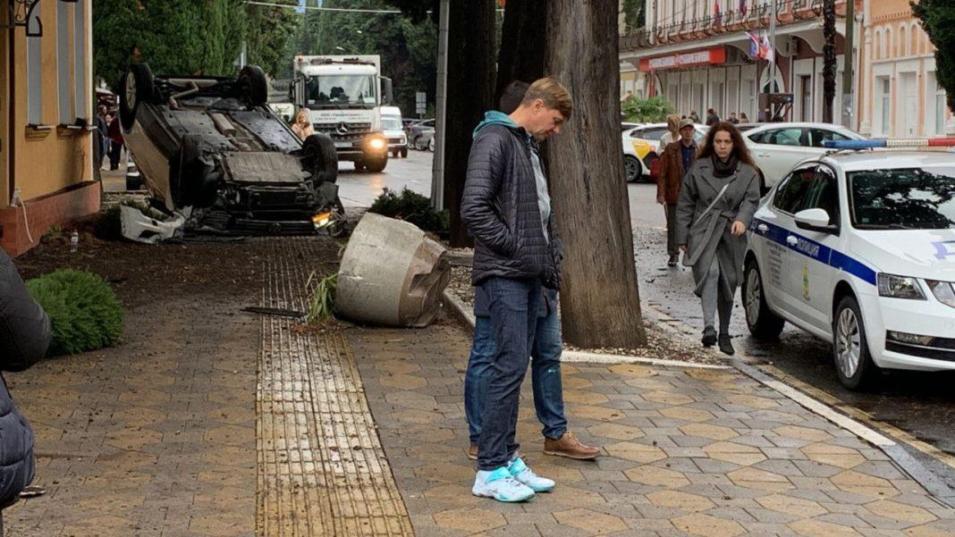 В Сочи машина жестко перевернулась на крышу (Видео)