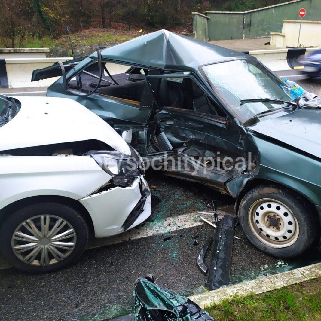 Соцсети: в Сочи в жесткой аварии пострадали люди (видео)