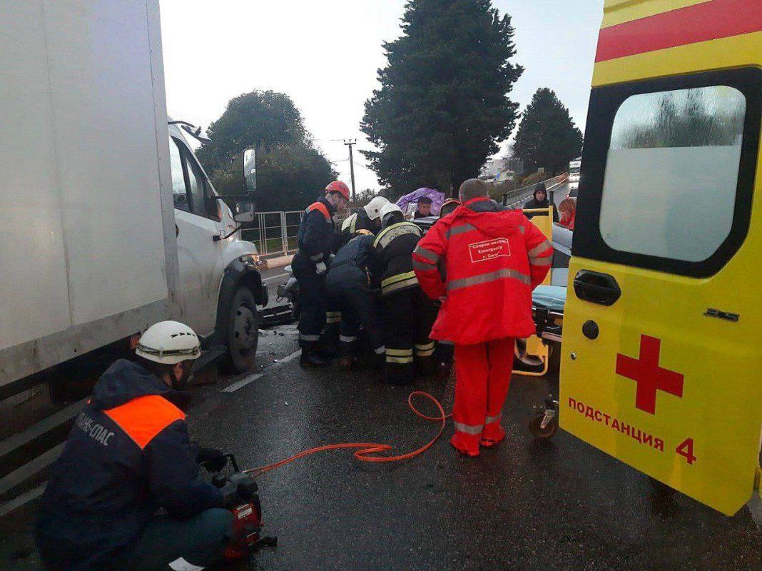 Пострадавший в ДТП водитель умер в машине скорой помощи в Сочи (Видео)