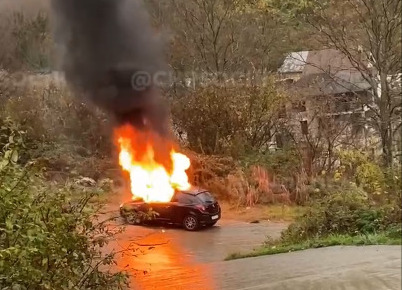 Красиво горит: в Сочи сгорела легковушка