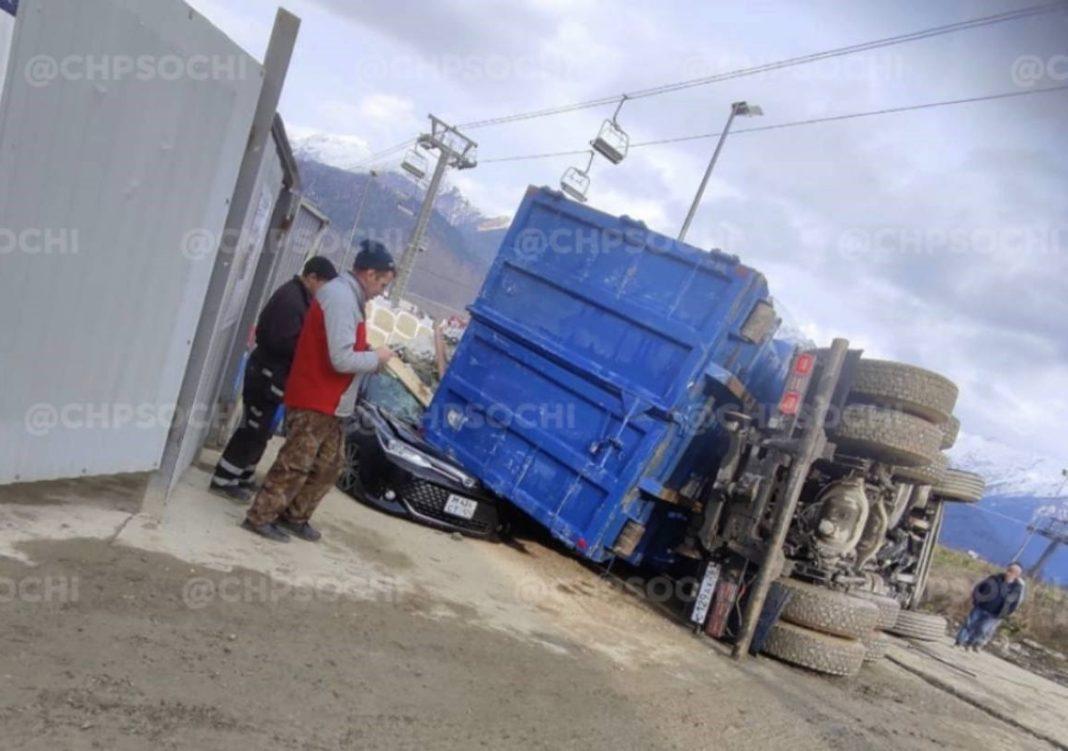 В Сочи водитель грузовика раздавил легковушку