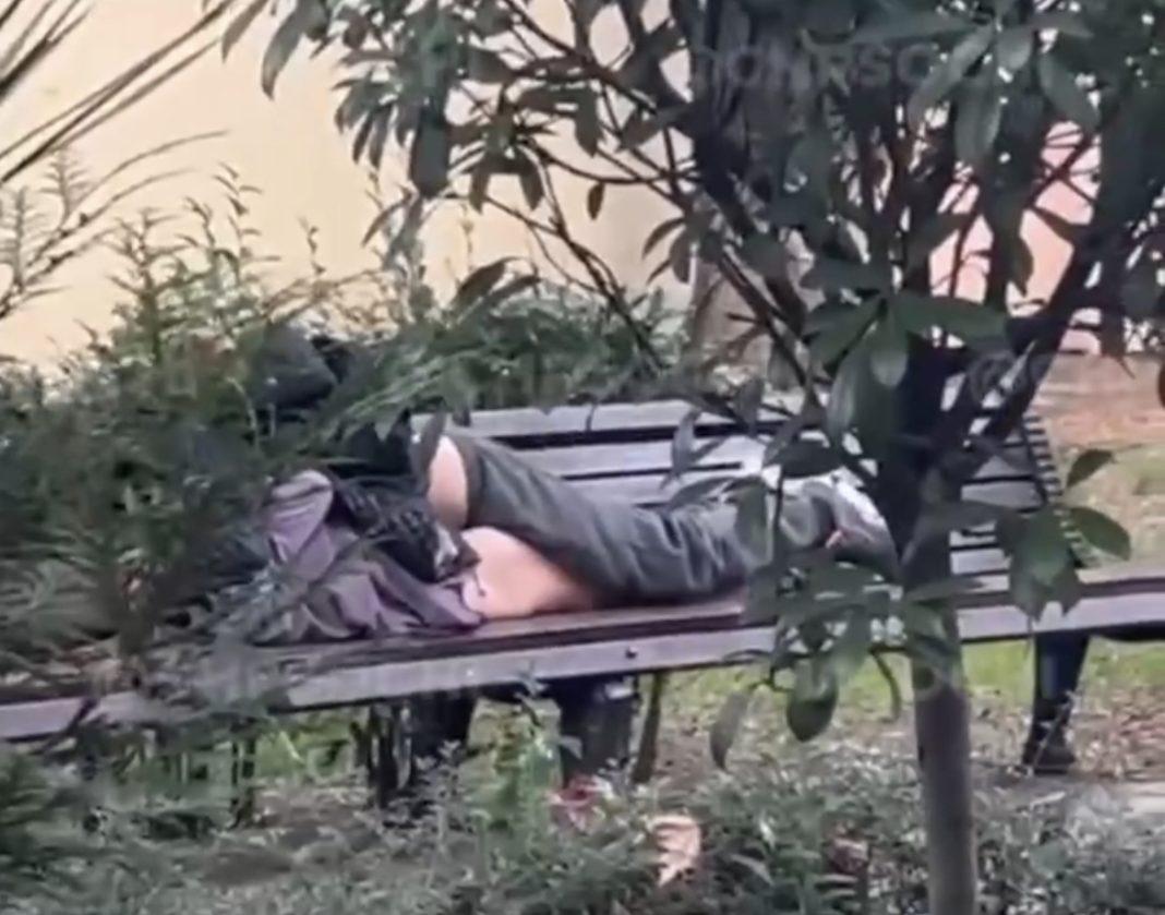 Любовь «по-мужски»: в центре Сочи на лавочке совокуплялись двое мужчин (Видео)