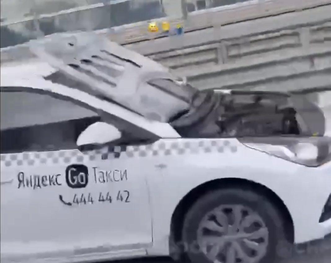 В Сочи таксист катался по городу с капотом на лобовом стекле (Видео)