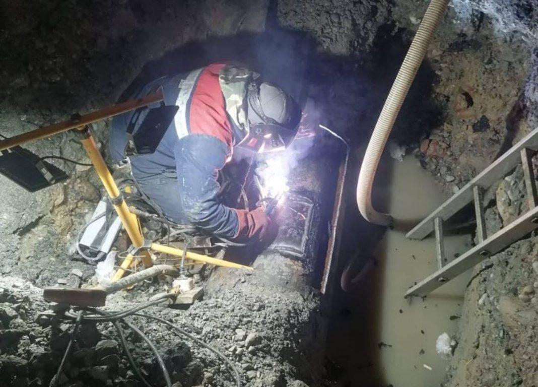 Деньги утекают в канализацию: на ул. Туапсинской в Сочи произошёл порыв трубы (Видео)