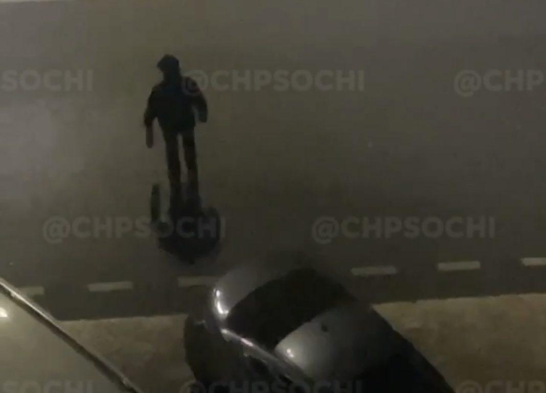 В Сочи вандал уродует машины. Мотивы неизвестны (Видео)