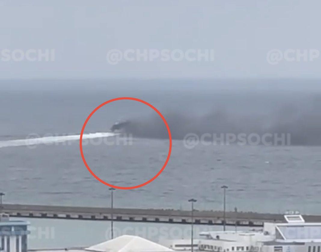 У берегов Сочи дымится судно (Видео)