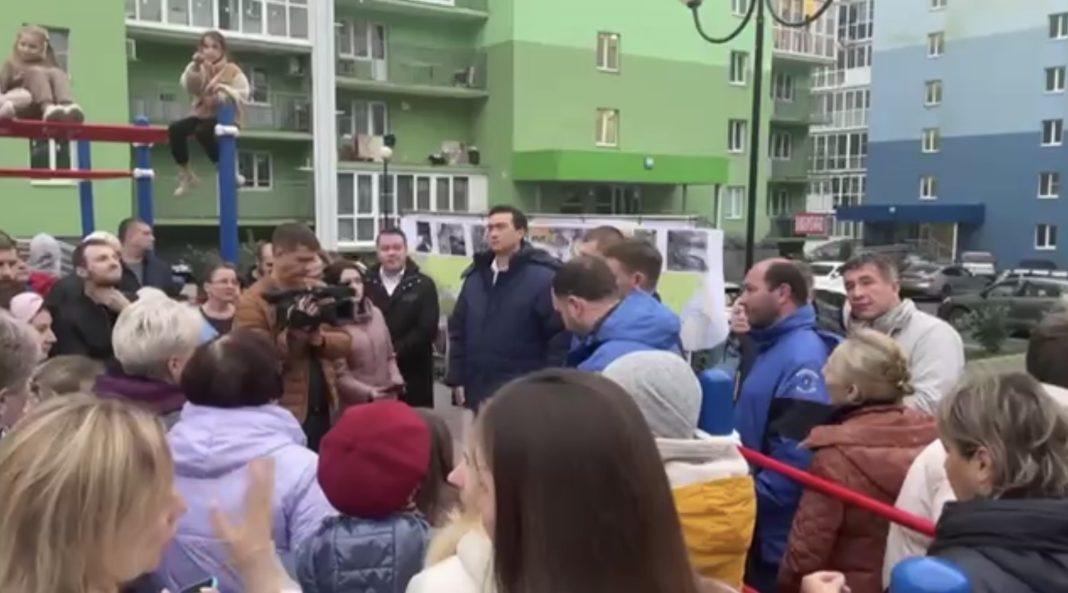 Сочинцы, страдающие от отключений воды, встретились с директором Водоканала