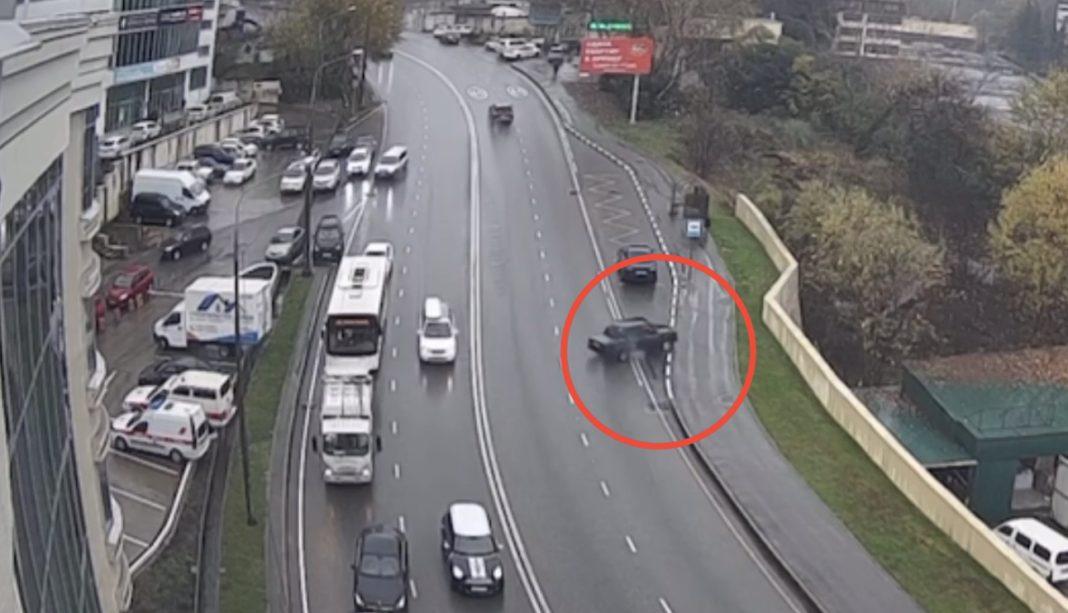 Сочинский дрифт: в центре лихач снёс собой припаркованное авто (Видео)
