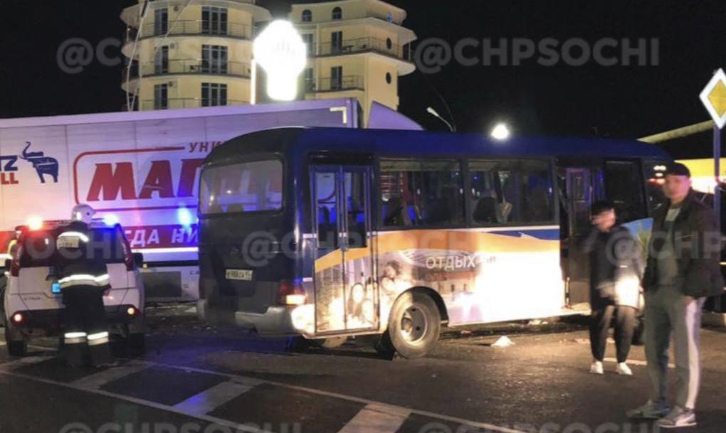 Жёсткое видео: на трассе в Сочи фура протаранила автобус с пассажирами