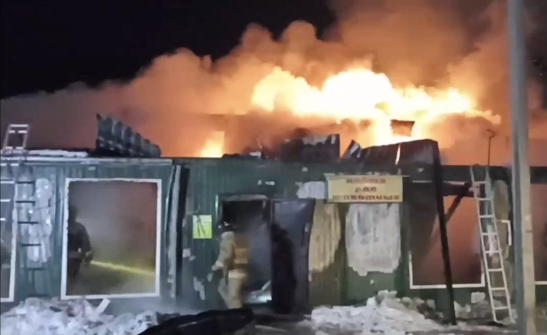 В Кемерове сгорел нелегальный дом престарелых, погибли 20 человек (Видео)