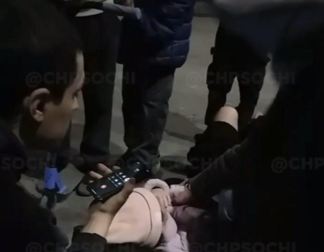 В Сочи автомобиль сбил маленькую девочку (Видео)