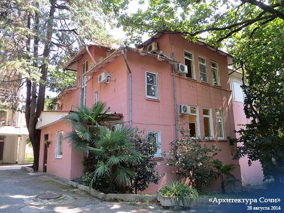 «Москва» не сразу рухнула. В Сочи снесли историческое здание (Видео)