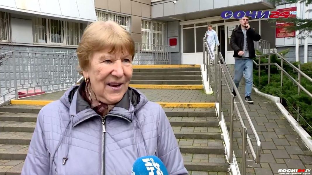 Россиянам больше не нужно брать бумажный полис ОМС на прием к врачу