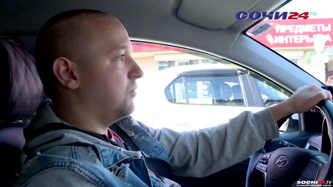 Была испугана и растеряна: таксист рассказал, как спас старушку в Сочи (Видео)