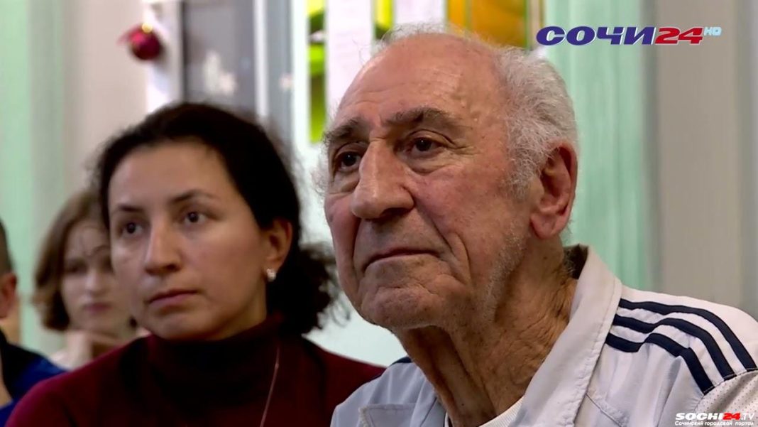 Прыгали в длину, качали пресс на время: как родители Сочи сдавали нормы ГТО (видео)