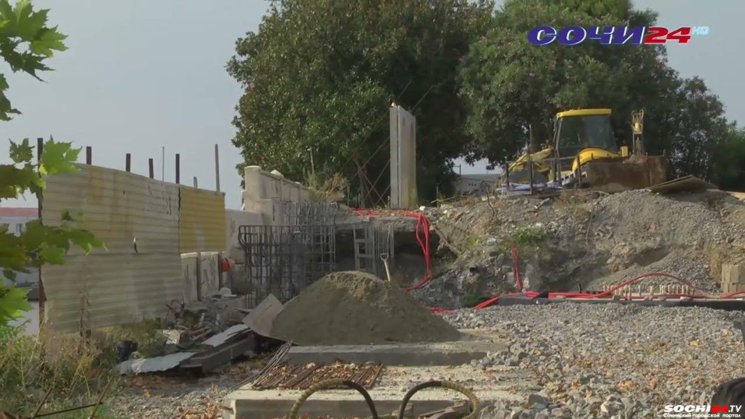 На курорте начали возводить пешеходный мост «Волшебный лист»