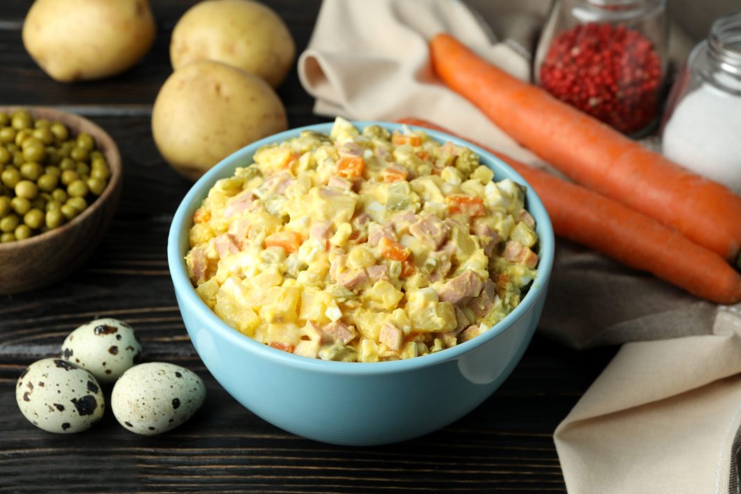 Диетолог рассказала, насколько вредно заправлять новогодние салаты домашним майонезом