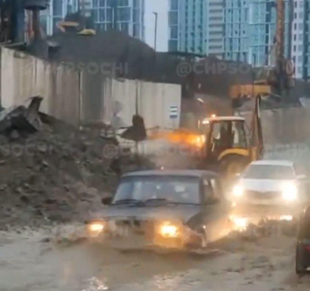 Оползень на северном склоне Бытхи надоел жителям Сочи (Видео)
