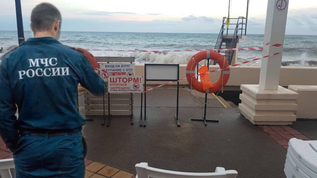 В Сочи рыбак оказался в плену на буне