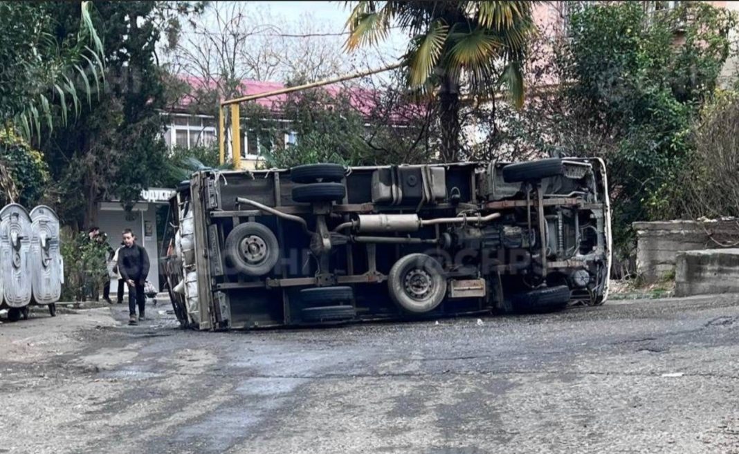 В Центральном районе Сочи перекрыто движение: на дороге перевернулся грузовик (Видео)