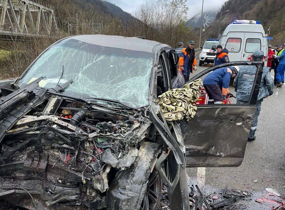 На трассе в Сочи авария превратила две машины в металлолом (Видео)