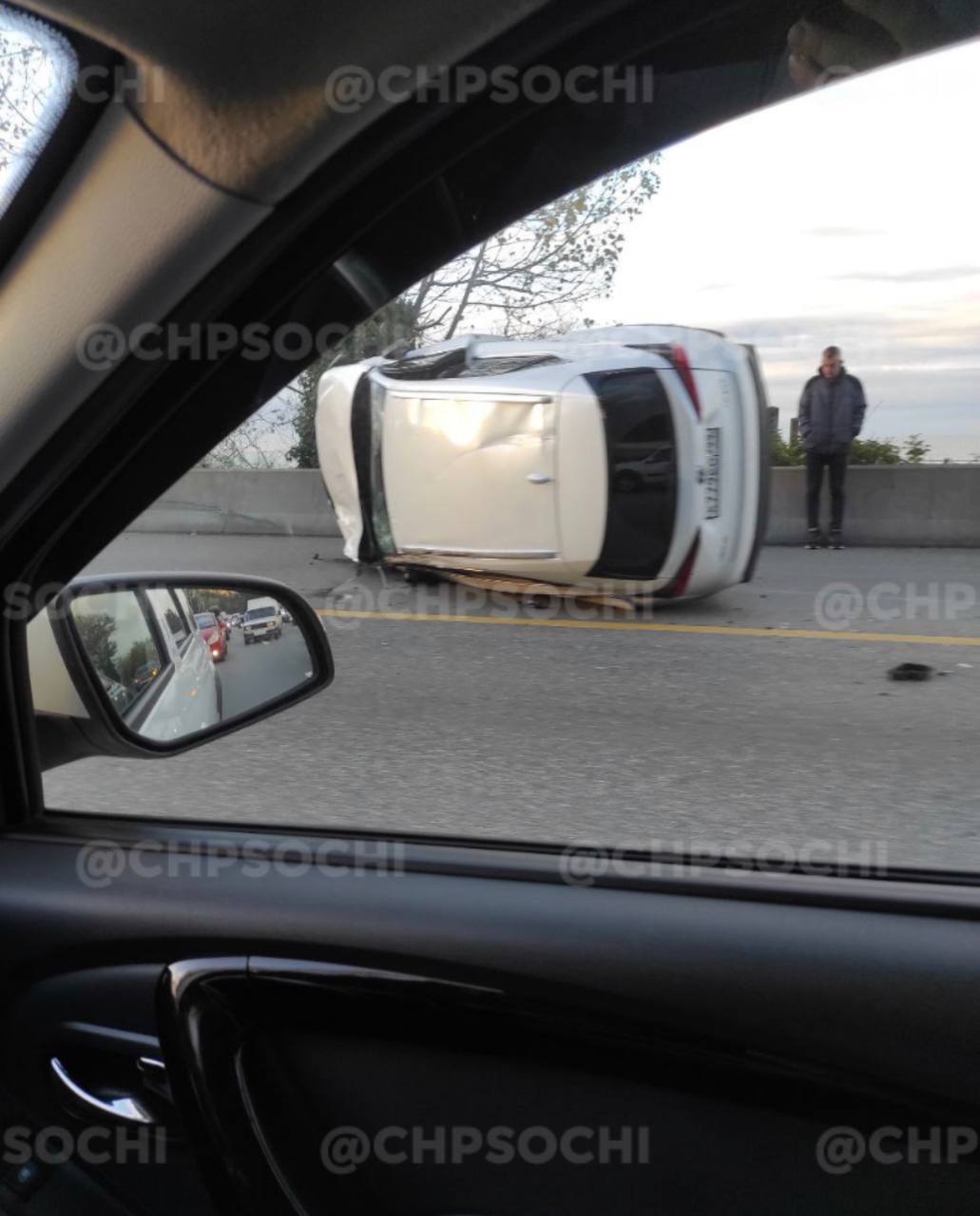 Массовая авария на трассе в Сочи: от удара «Lexus» опрокинулся на бок