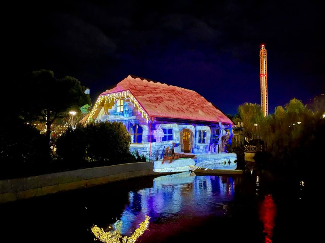 Когда на Сочи Парк опускается вечер, на прогулку выходят таинственные мельники (видео)