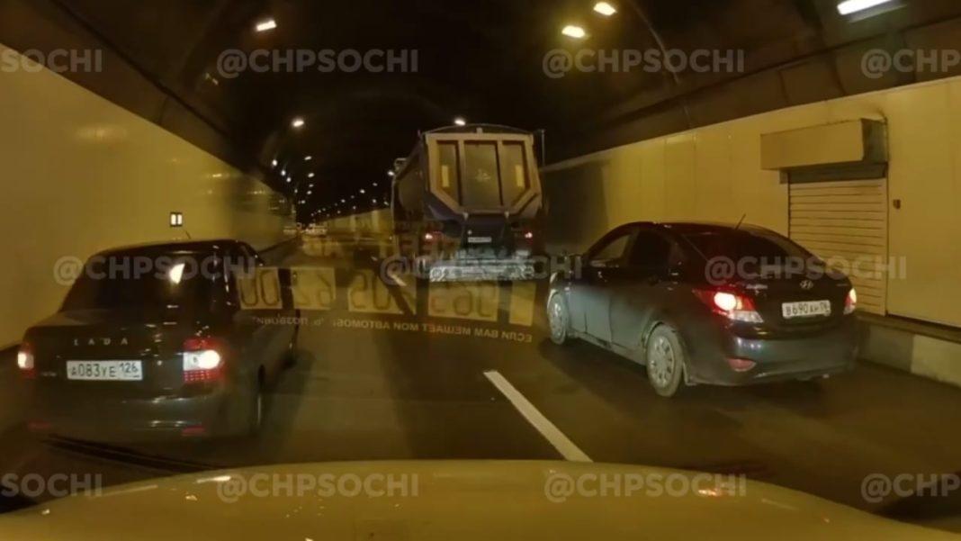 «Приора» влетела в самосвал в тоннеле в Сочи (Видео)