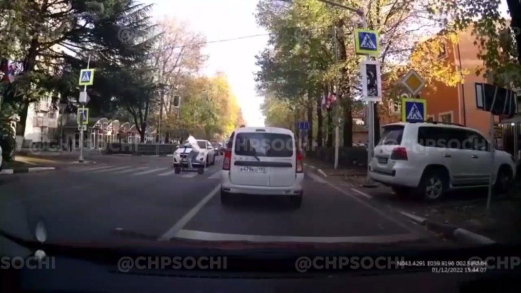 Самокатчика сбили на дороге в Сочи (Видео)