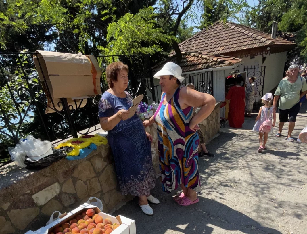 Без денег ты тут никто: местные в Крыму напомнили россиянке, куда она приехала