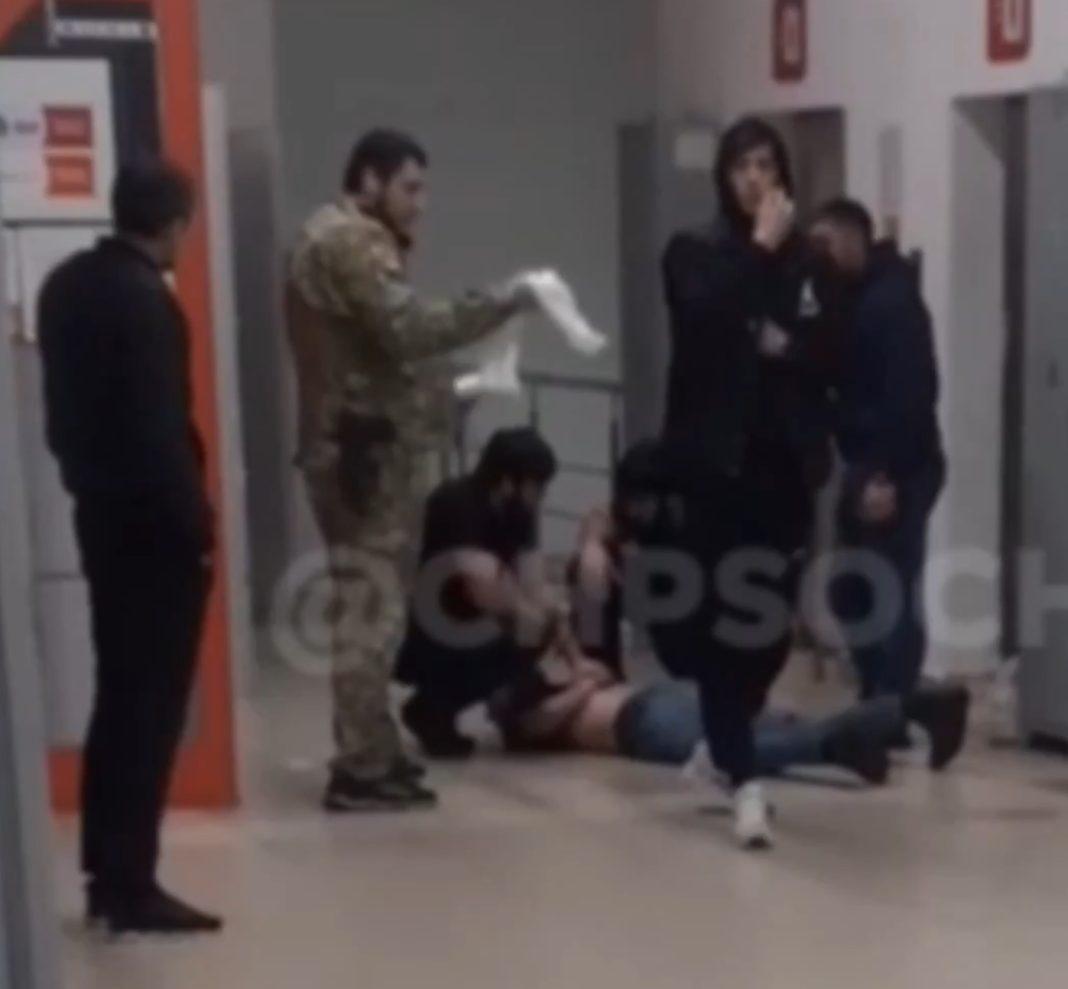 В Сочи воришка-наркоман решил странным образом уйти от ответственности (шокируещее видео)